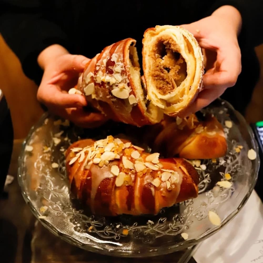 Ciasta robione na miejscu w Kawie na Ławę
